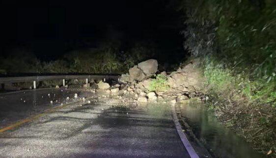 四川达州暴雨蓝色预警 部分路段发生山体滑坡