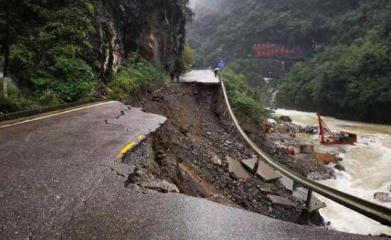 重庆开州强降雨一路段塌方 目前该路段已完全封闭