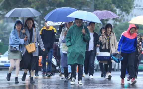 河南多地持续降温降雨 今天郑州局地气温仅15℃