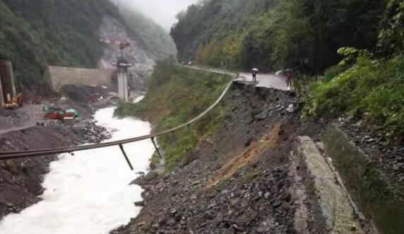 重庆开州强降雨一路段塌方 目前该路段已完全封闭