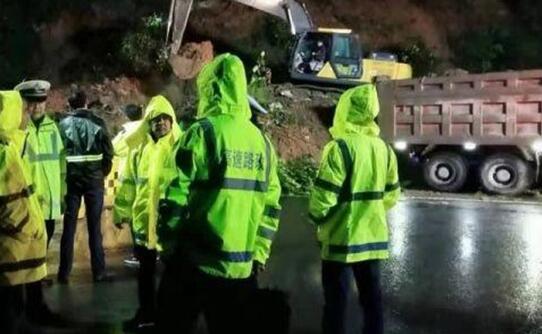 降雨致包茂高速路段山体滑坡 目前已实施临时交通管制