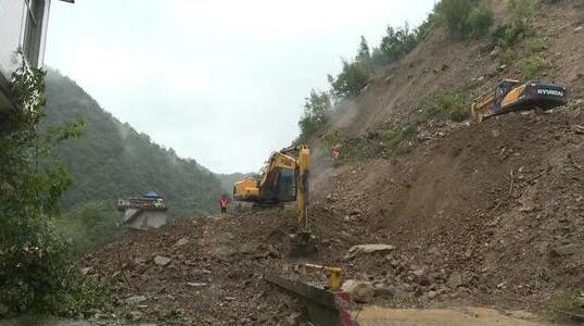 降雨引发泥石流G541国道交通中断 目前道路仍在抢修中