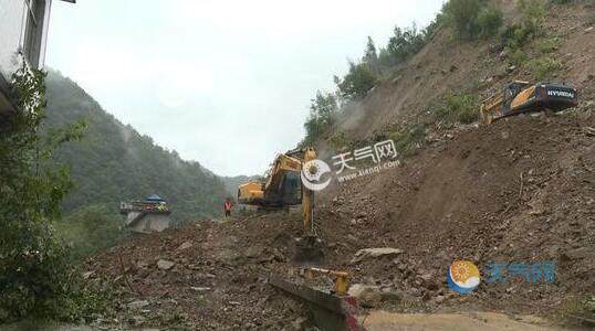 降雨引发泥石流g541国道交通中断 目前道路仍在抢修中