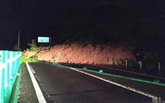 降雨致包茂高速路段山体滑坡 目前已实施临时交通管制