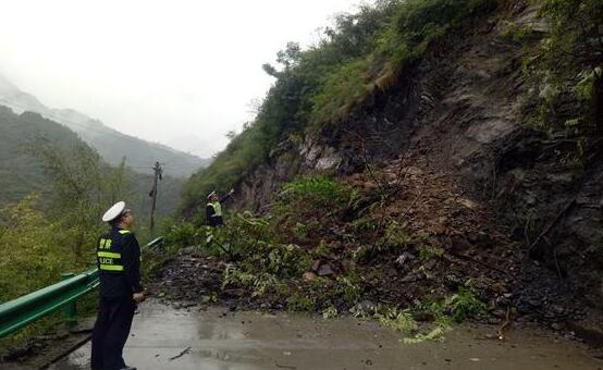 陕西旬阳县多处路段发生塌方 目前交通已恢复畅通