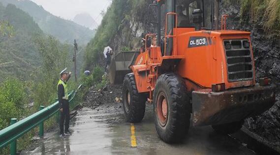 陕西旬阳县多处路段发生塌方 目前交通已恢复畅通