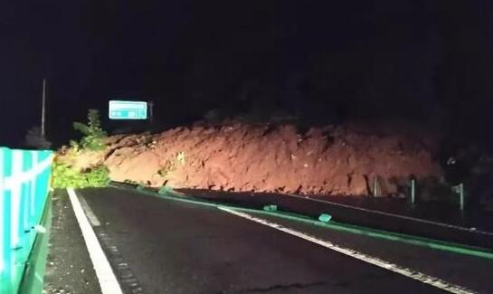 包茂高速一路段山体滑坡 目前塌方路段已抢通