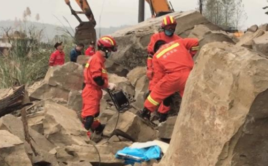 蓬安突发山体落石砸死3人 道路恢复公安消防寻获遗体