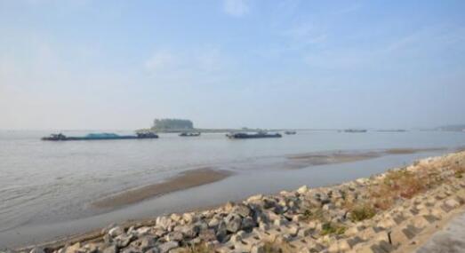 降雨减少长江水位降低明显 部分船舶限航防搁浅