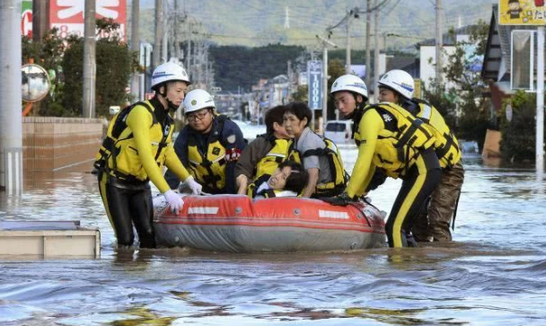 19号台风海贝思登陆日本现场实拍（图） 暴雨+山体滑坡让日本淤泥遍布