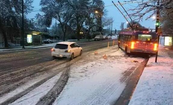 加拿大马尼托巴省遭遇暴风雪 局地积雪超70厘米5万人受影响