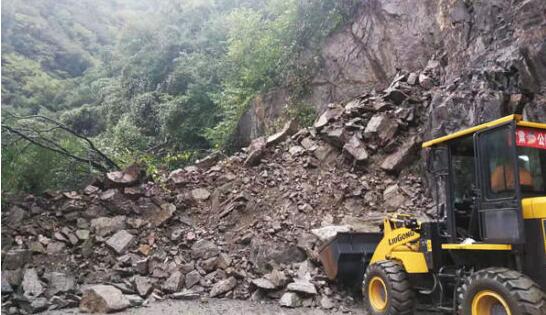 强降雨致天水市国道310线发生塌方 目前道路已经抢通恢复出行