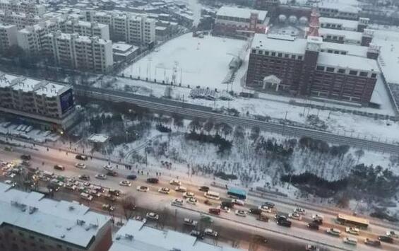 青海门源境内积雪厚度20厘米以上 达坂山路段交通管制