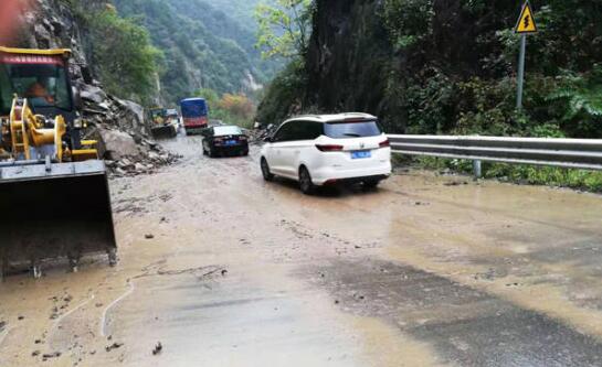 强降雨致天水市国道310线发生塌方 目前道路已经抢通恢复出行