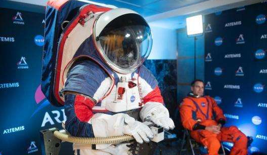 NASA新登月宇航服最新曝光 比上一代宇航服更漂亮也更实用