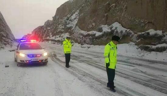 甘肃酒泉部分路段出现积雪 数百辆大货车被滞留