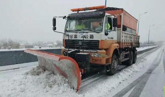 甘肃酒泉部分路段出现积雪 数百辆大货车被滞留