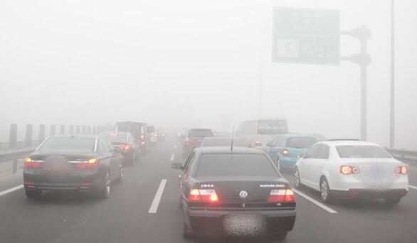 北京大雾预警能见度小于500米 京津京港澳等路段临时封闭