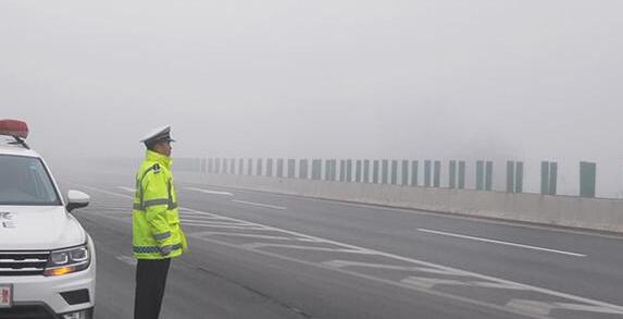 河南继续发布大雾黄色预警 省内18段高速交通管制