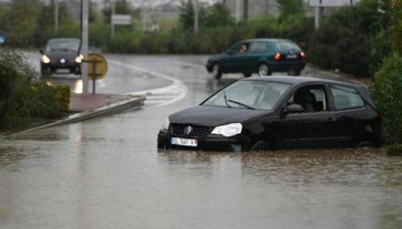 法国南部城市遭遇暴雨袭击 当地出动20多架直升机救援