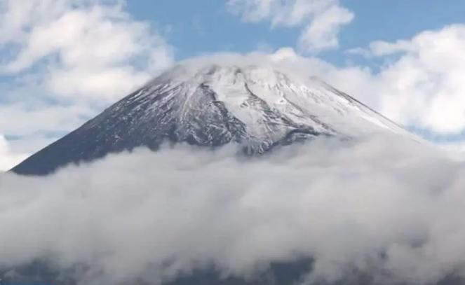 台风让日本富士山不再“秃头” 第一场降雪被台风带来