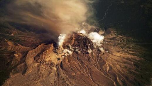 日本希韦卢奇火山大规模喷发 现场火山朝东南方向上扩散