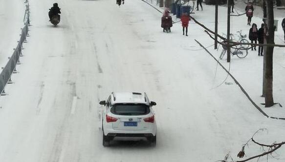 甘肃多地迎大范围强降雪 铁路局启动除雪应急预案