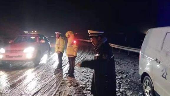 青海出现强降雪多路段道路结冰 国道109线、223线等线路交通管制