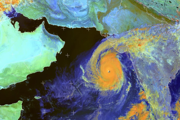 17级阿拉伯台风基亚尔高清卫星云图 清晰风眼已成型