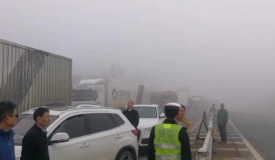 受大雾天气影响 今晨湖南111个高速收费站只出不进