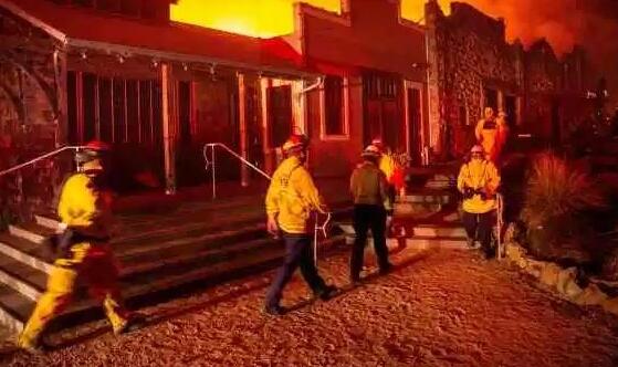 美国加州山火最新消息 240万人停电20万人被迫撤离