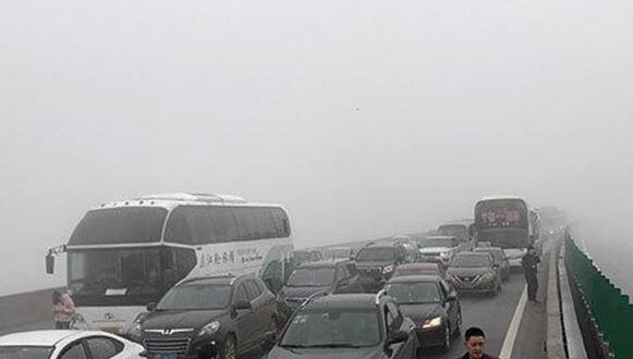 江西继续发布大雾黄色预警 境内多条高速路段交通管制