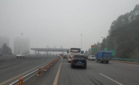 四川 南充发布大雾橙色预警 境内多条高速入口关闭