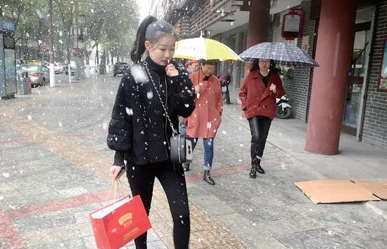 青海省多地迎来降雪 西宁机场20架次航班延误