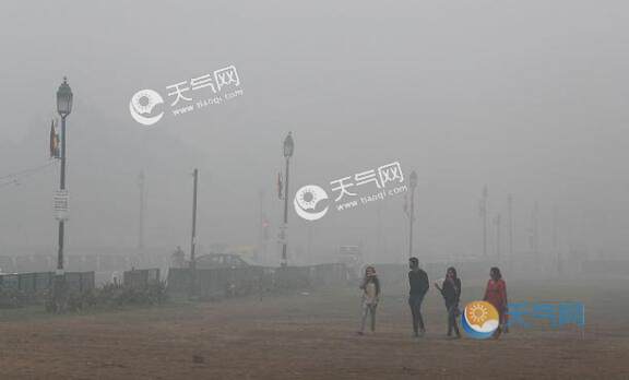 印度首都新德里雾霾笼罩 当地学校停课大量航