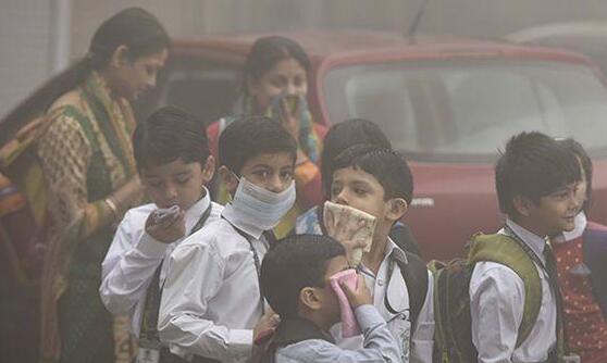 印度首都新德里雾霾笼罩 当地学校停课大量航班延误