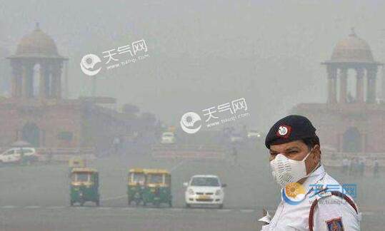 印度首府新德里雾霾围城 数百架次航班延误