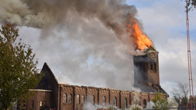 荷兰百年教堂失火复制巴黎圣母院悲剧 消防队放弃拯救教堂