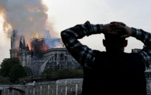 荷兰百年教堂失火复制巴黎圣母院悲剧 消防队放弃拯救教堂