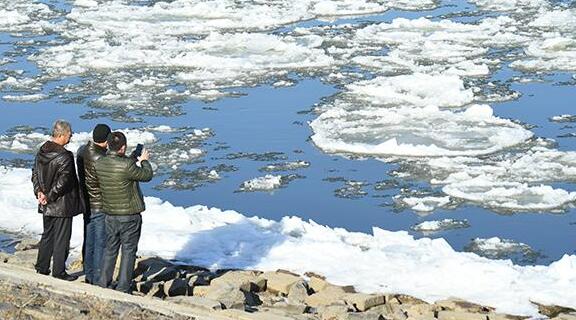 黑龙江呼玛段进入冬季流冰期 冰河美景十分壮观
