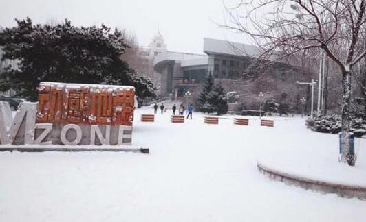 哈尔滨多路段积雪严重 3000名环卫工连夜除冰