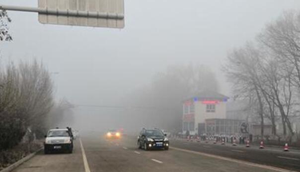 新疆伊犁局地出现大雾 部分路段实行了交通管制