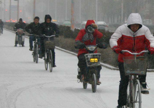 受冷空气影响内蒙古雨雪不断 局地伴有沙尘天气