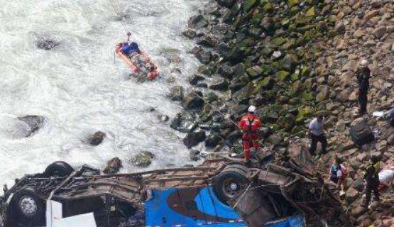 秘鲁大巴悬崖坠落6人被摔死 超速和路况是交通事故主因