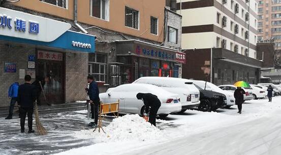 昨日哈尔滨迎第二轮强降雪 8000名环卫工上街连夜清雪