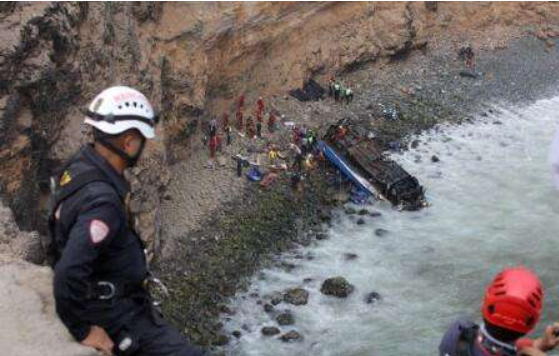 秘鲁大巴悬崖坠落6人被摔死 超速和路况是交通事故主因
