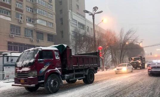 哈尔滨出动1200余台冰雪机械清雪 局地气温最低-16℃