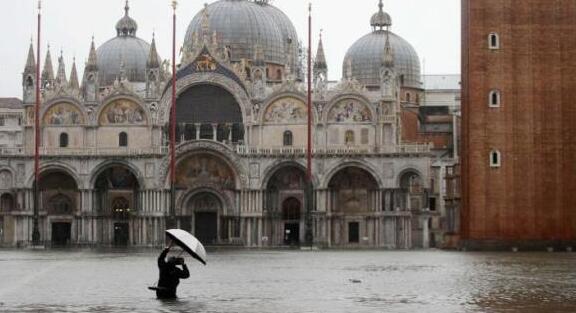 威尼斯遭50年一遇最严重水灾 2人死亡多条街道被淹没