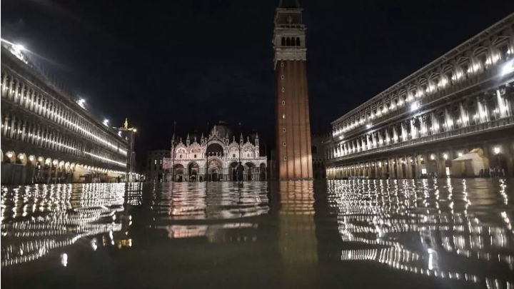 威尼斯最严重水灾由罕见飓风酿成 圣马可广场水深达1米