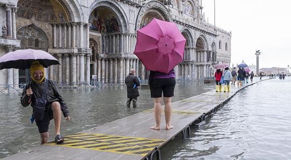 威尼斯遭50年一遇最严重水灾 2人死亡多条街道被淹没